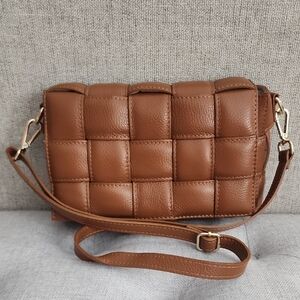Chic Tan Leather Crossbody Bag